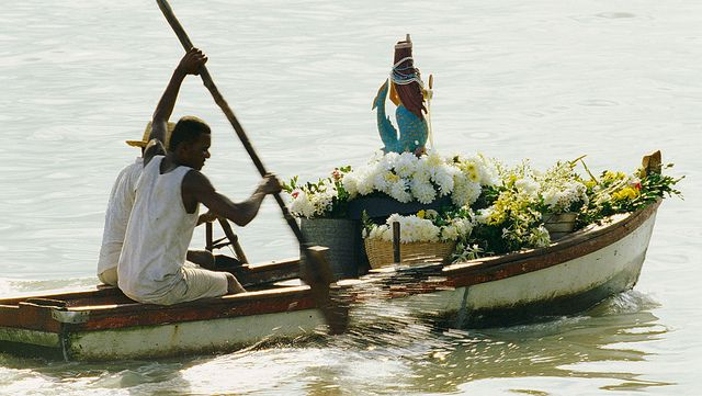 Oferendas sendo levadas durante a Festa de Iemanjá em Salvador