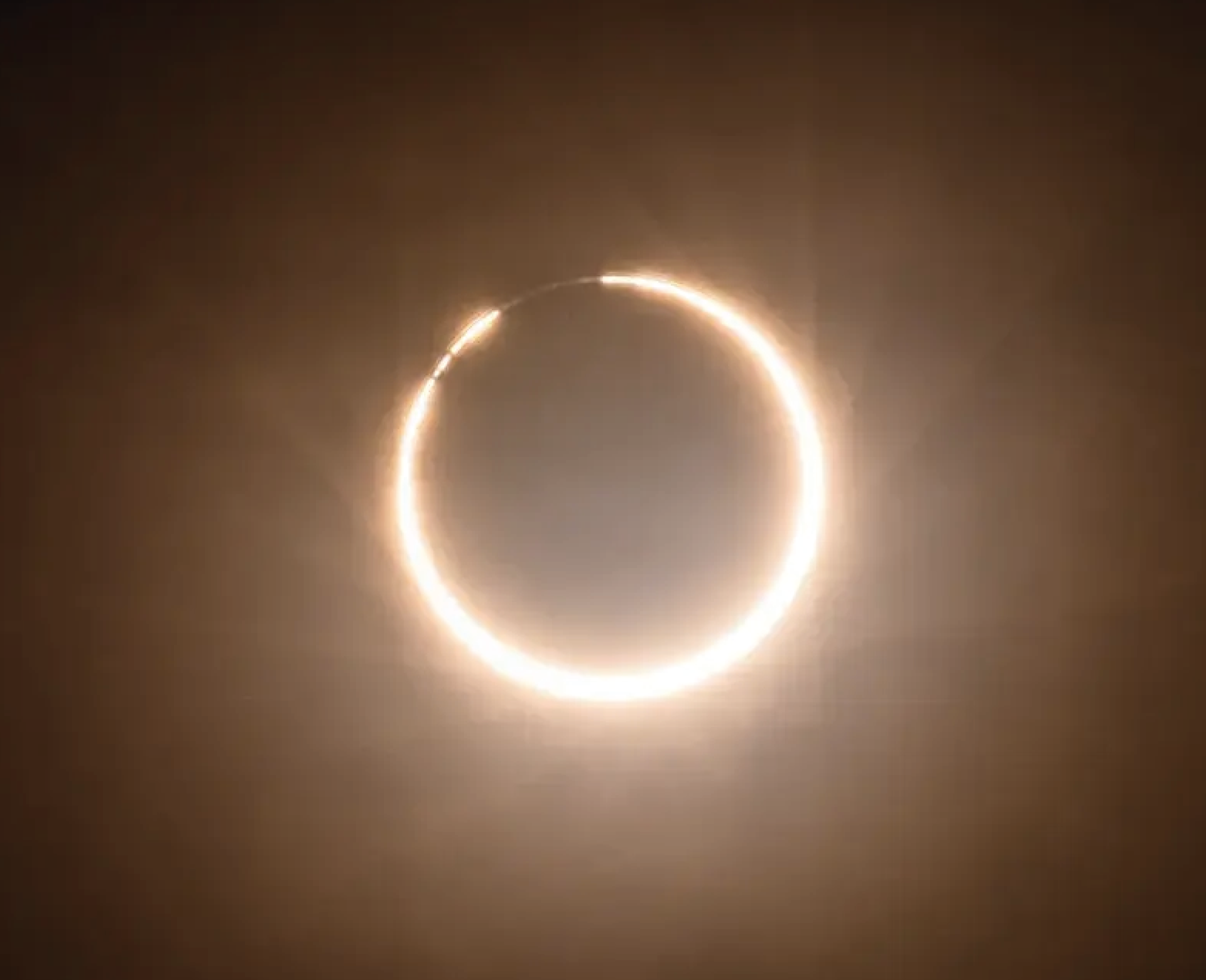 Eclipse solar anular: entenda o que é o anel de fogo deste sábado, 14 de  outubro