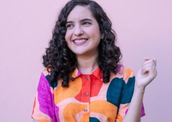 “Queria causar aquelas emoções que eu estava sentindo quando eu estava lendo”, diz a jornalista e escritora, Alessandra Oliveira