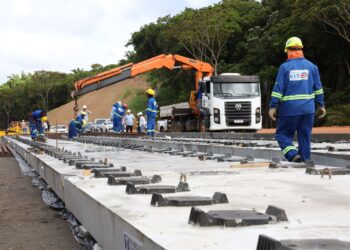 Obras do VLT de Salvador avançam com instalação de trilhos definitivos no Trecho 2
