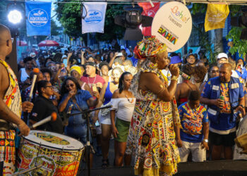 Bloco Alvorada reúne fé, samba e ancestralidade na 42ª Lavagem da Fonte do Gravatá