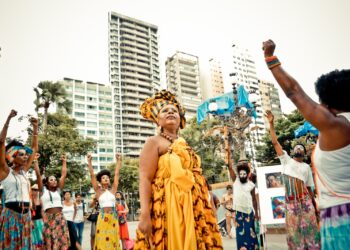 Grupo A Pombagem encerra programação de fevereiro com cortejo artístico pelas ruas da Fazenda Grande do Retiro