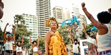 Grupo A Pombagem encerra programação de fevereiro com cortejo artístico pelas ruas da Fazenda Grande do Retiro