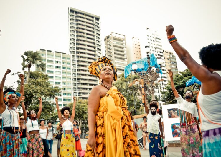 Grupo A Pombagem encerra programação de fevereiro com cortejo artístico pelas ruas da Fazenda Grande do Retiro