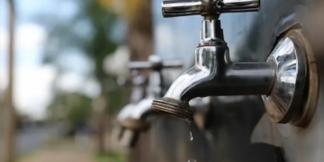 Reparo emergencial em adutora interrompe o fornecimento de água em 13 bairros de Salvador