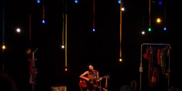 Homenagem à Djavan, adaptação de texto de membro da ALB e solo que discute LGBTfobia vivida por jovens; Teatro Gamboa tem programa de quarta a domingo