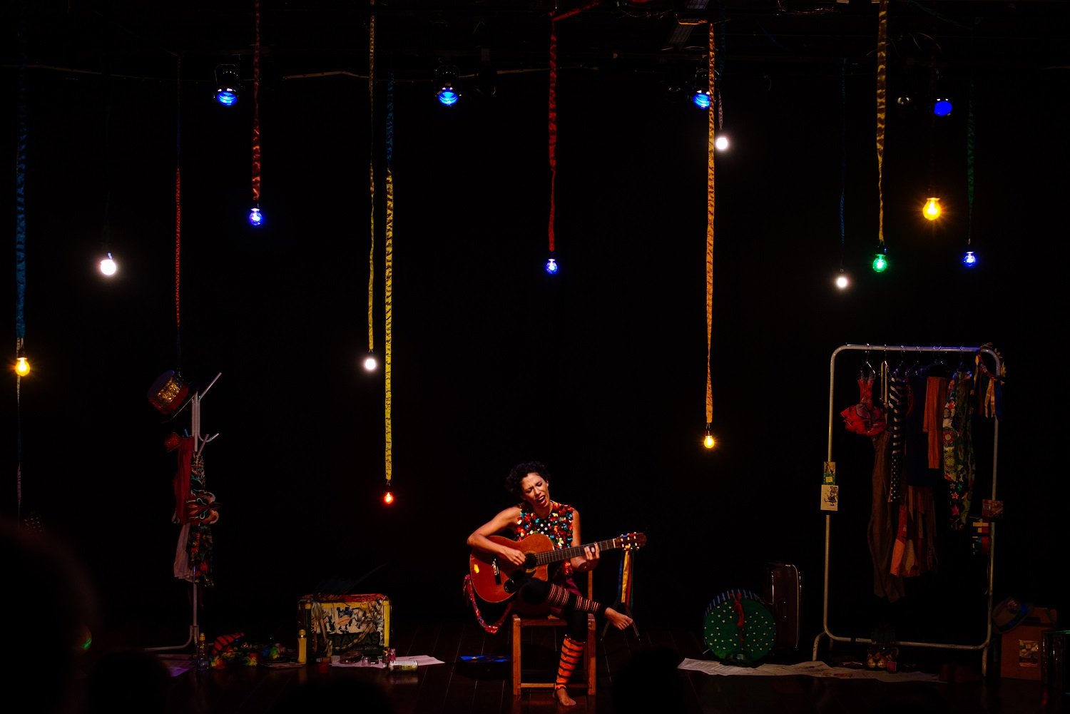 Homenagem à Djavan, adaptação de texto de membro da ALB e solo que discute LGBTfobia vivida por jovens; Teatro Gamboa tem programa de quarta a domingo