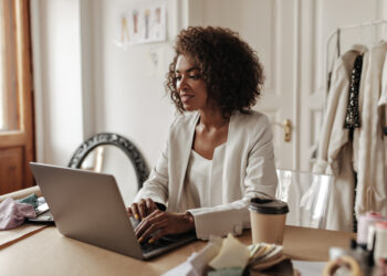 Empreendedorismo feminino cresce no Brasil, mas mulheres negras ainda enfrentam desigualdades