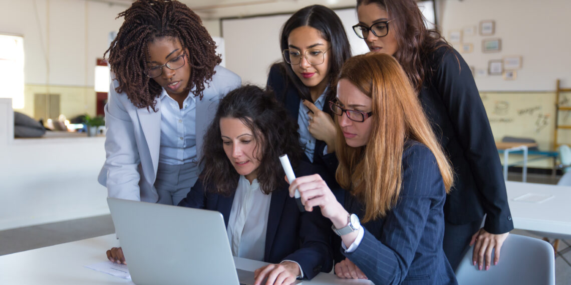 O custo do silêncio: menopausa afeta a carreira de quase metade das trabalhadoras no Brasil