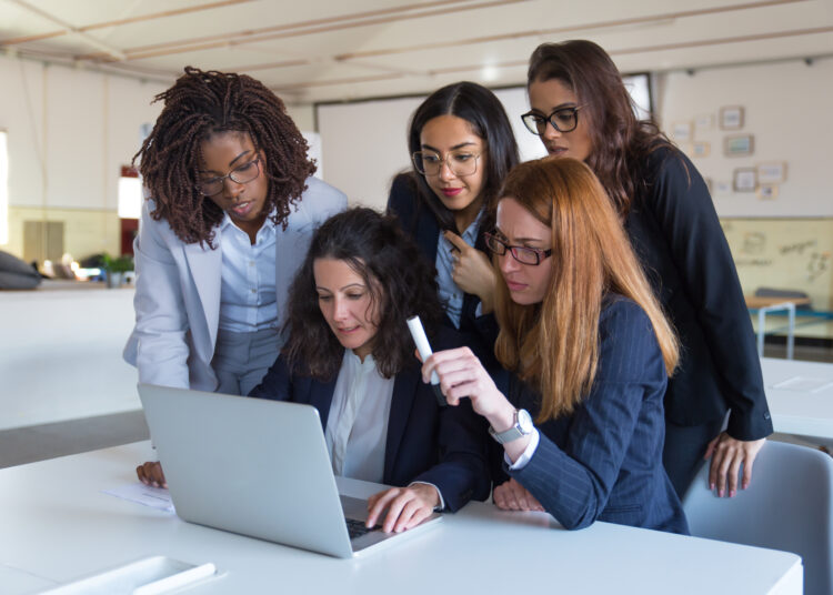 O custo do silêncio: menopausa afeta a carreira de quase metade das trabalhadoras no Brasil