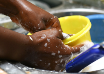 Mulheres negras são 24% da população, mas realizam 44% dos trabalhos de cuidados no país