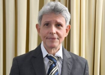 Jornalista Carlos Ribeiro lança livro na Academia de Letras da Bahia em Salvador