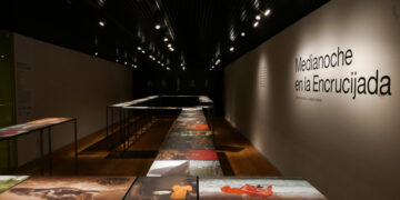 Exposição inédita no Brasil, “Meia-noite na Encruzilhada” chega a Salvador após passar por Barcelona, México e Colômbia