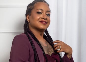 Escritora baiana Van Amorim lança novo livro em Salvador após agenda internacional