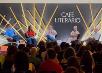 Sandro Magalhães, Bárbara Carine e Ricardo Ishmael dialogam sobre políticas literárias na Bienal da Bahia