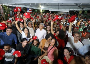 Governador Jerônimo dialoga com MST em acampamento no Centro Administrativo