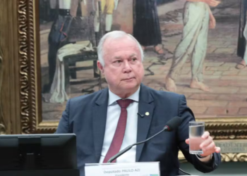 Relator dá parecer favorável à PEC do fim da escala 6×1, mas votação é adiada na CCJ