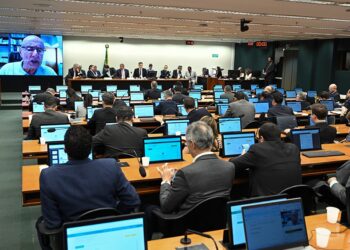 Lei de Diretrizes Orçamentárias 2027 prevê salário mínimo de R$ 1.717 e superávit primário de 0,5% do PIB