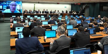 Lei de Diretrizes Orçamentárias 2027 prevê salário mínimo de R$ 1.717 e superávit primário de 0,5% do PIB