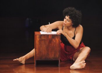 Espetáculo “Carta à Mãe” aborda lesbianidade e relação entre mães e filhas em apresentação no Pelourinho