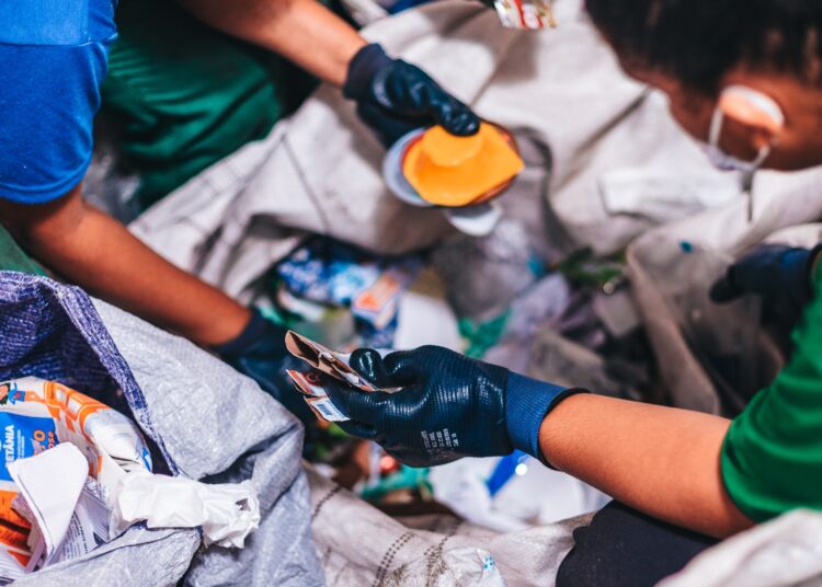 Reciclagem de plástico avança no Brasil impulsionada por indústria, regulação e fortalecimento de cooperativas