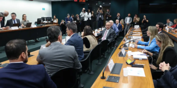 Deputado do PL pede vista e adia votação da PEC do fim da escala 6×1 na Câmara