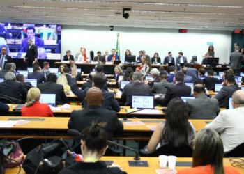 Comissão da Câmara aprova texto-base da PEC que acaba com a escala 6×1