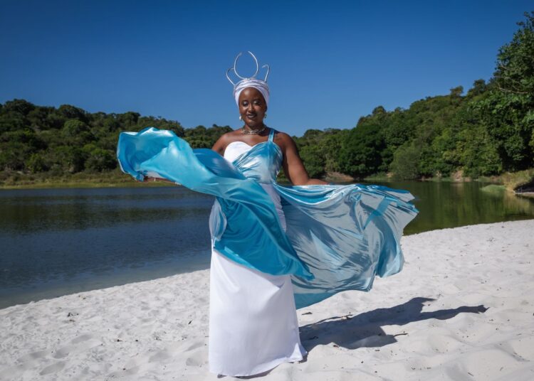 AKADAN retorna aos palcos com show-manifesto sobre ancestralidade e samba-reggae em Salvador