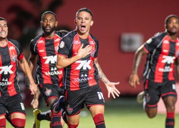 Vitória vence Flamengo por 2 a 0 no Barradão e avança às oitavas da Copa do Brasil