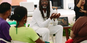 “O corpo negro no mundo tem que estar sempre preparado para o mundo”, diz André Luzolo ao defender protagonismo negro na era da inteligência artificial