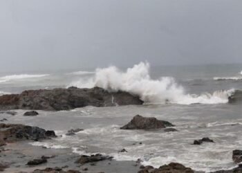 Salvamar orienta cautela no banho de mar em Salvador devido a ventos fortes e previsão de chuva
