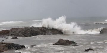 Salvamar orienta cautela no banho de mar em Salvador devido a ventos fortes e previsão de chuva