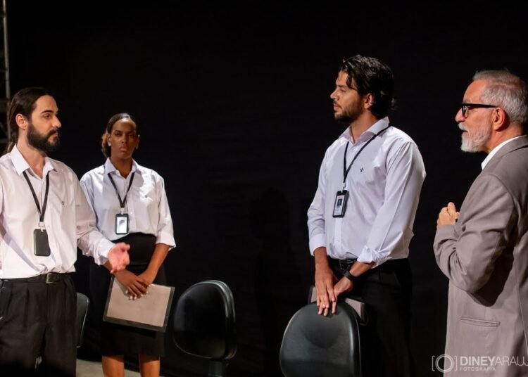 Teatro Gamboa recebe show sobre memórias do interior e espetáculo que discute bullying no trabalho
