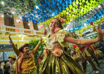 Abertura do Arraiá da Prefs reúne famílias, turistas e celebra a cultura nordestina no Centro Histórico