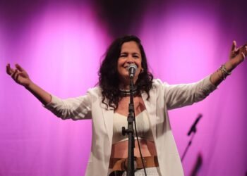 Danni Chagas exalta potência feminina no show Cantos do Nordeste no Teatro SESI Rio Vermelho