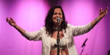 Danni Chagas exalta potência feminina no show Cantos do Nordeste no Teatro SESI Rio Vermelho