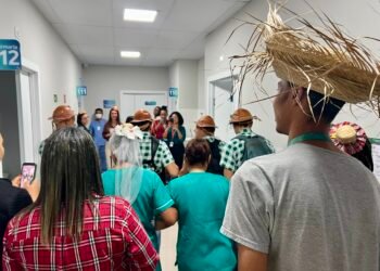 Forró itinerante leva clima junino a pacientes e colaboradores de hospital em Salvador