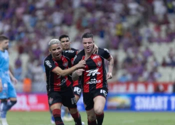 Vitória vence o Fortaleza de virada e abre vantagem na final do Nordestão