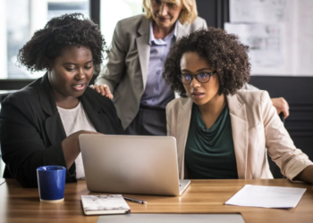 Desemprego entre jovens mulheres negras atinge 24,7% e expõe desigualdades no mercado de trabalho