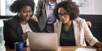 Desemprego entre jovens mulheres negras atinge 24,7% e expõe desigualdades no mercado de trabalho
