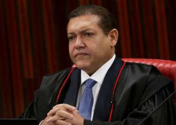 Nunes Marques suspende divulgação de pesquisa AtlasIntel após ação de Flávio Bolsonaro