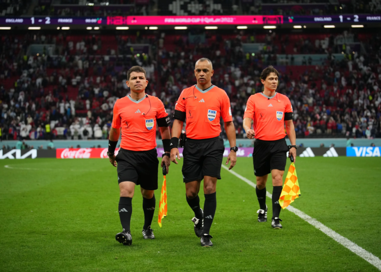 Trio brasileiro é escalado pela Fifa para apitar jogo de abertura da Copa do Mundo