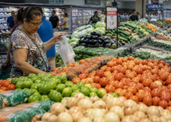Prévia da inflação de julho fica em 0,06% puxada por queda em alimentos e combustíveis
