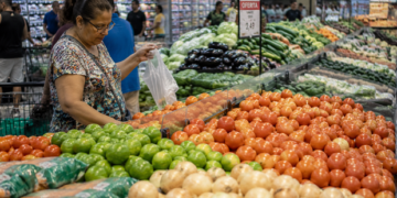Prévia da inflação de julho fica em 0,06% puxada por queda em alimentos e combustíveis