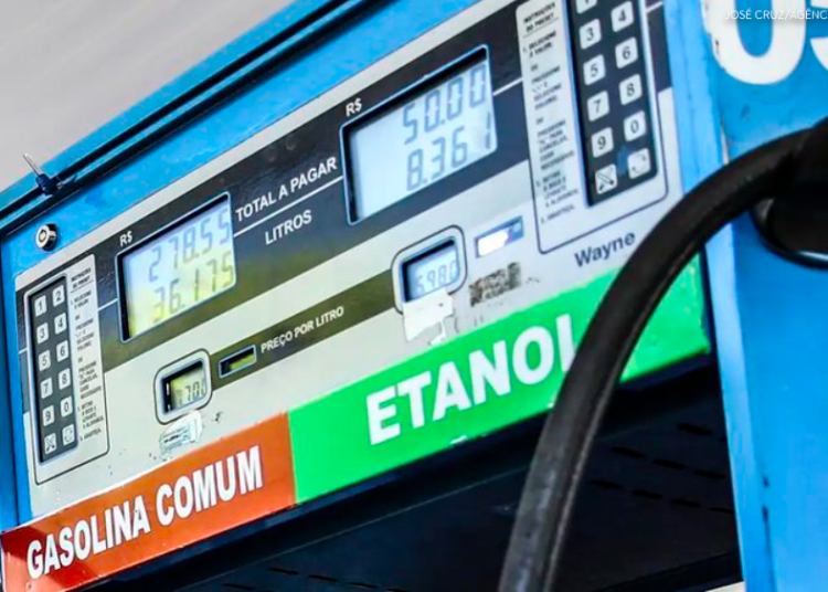 Gasolina com 32% de etanol passa a valer neste sábado (1º)