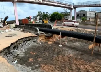 Vazamento interdita parcialmente a BR-324 na sexta e motoristas ainda enfrentam retenções no fim de semana