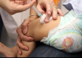 Brasil deixa lista dos países com mais crianças sem vacinação após avanço na cobertura infantil, aponta OMS