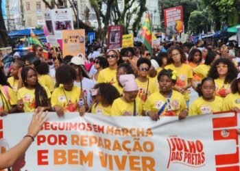 Marcha das Mulheres Negras da Bahia reúne centenas de pessoas em Salvador por reparação e bem viver