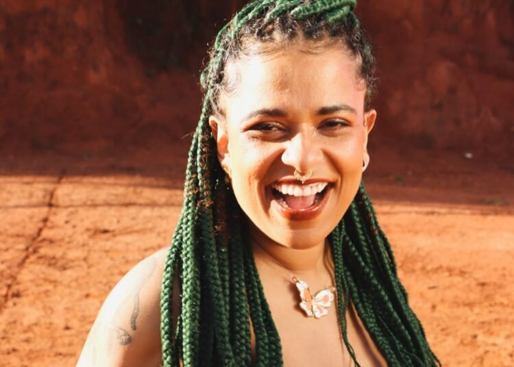 Eloah Monteiro apresenta show com repertório autoral e banda formada apenas por mulheres no Quinta da Casa