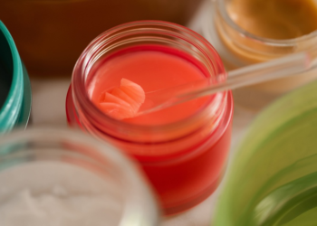 Anvisa atualiza regras para substâncias em cosméticos e amplia lista de ingredientes proibidos e restritos